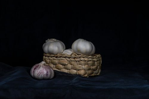 Knoflookbollen in een mandje