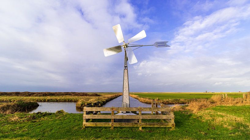 Polderlandschap met windmolentje van Photo Henk van Dijk
