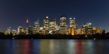 Sydney nacht skyline van Marcel van den Bos