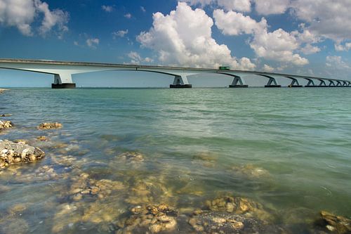 Zeelandbrug met helder water en een blauwe lucht