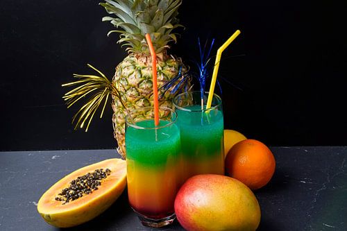 Cocktail in de kleuren van de regenboog.