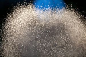 Blauwe zon? achter opspattend water