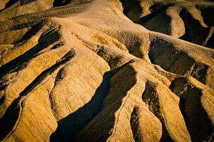 Abstrakte Erosionslandschaft am Zabriskie Point im Death Valley Nation Park USA von Dieter Walther