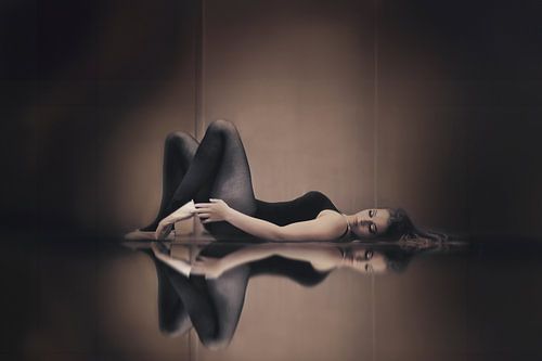 Foto van Prachtige Ballerina op Houten Vloer met Reflectie - Elegante Kunst voor Interieur