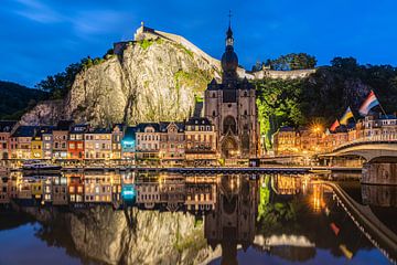 Blauwe uur aan de kalme Maas in Dinant België van Jeroen de Jongh Fotografie