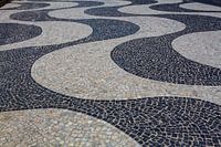 Zwarte en witte golven patroon van de Copacabana boulevard in Rio de Janeiro, Brazilië