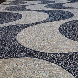 Zwarte en witte golven patroon van de Copacabana boulevard in Rio de Janeiro, Brazilië van WorldWidePhotoWeb