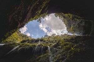 Een waterval op Java van onderen gefotografeerd. sur Claudio Duarte