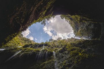 Een waterval op Java van onderen gefotografeerd. von Claudio Duarte