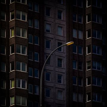 Architectuurfoto van gevel  met straatverlichting in Rotterdam van Wim Schuurmans