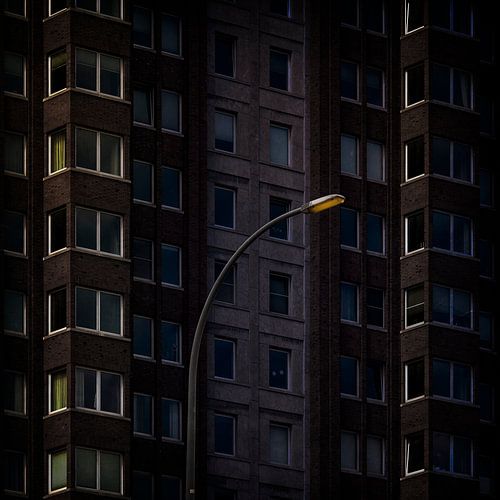 Architectural photograph of façade with street lighting in Rotterdam by Wim Schuurmans