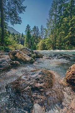 La belle rivière à travers le paysage montagneux sur Robby's fotografie