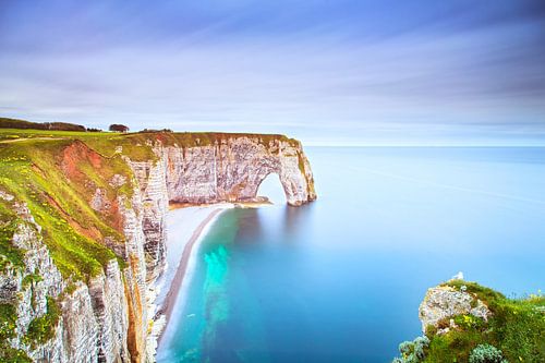 Etretat, Manneporte natuurlijke rotsboog en het strand. Normandië, F
