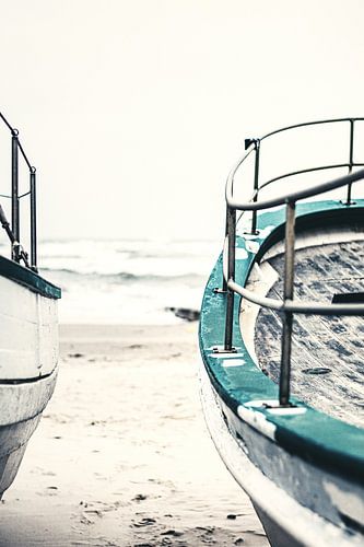 Alte Fischerboote liegen am Strand