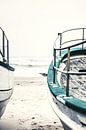 Alte Fischerboote liegen am Strand von Florian Kunde Miniaturansicht