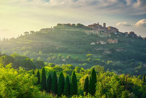 De skyline van Montepulciano bij zonsondergang. Toscane, Italië
