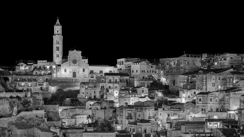 Matera - Skyline at night  in black and white van Teun Ruijters