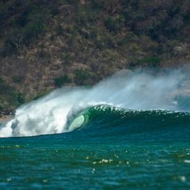 Barreling wave in Central America  von Boy  Driessen
