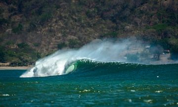 Barreling wave in Central America  von Boy  Driessen