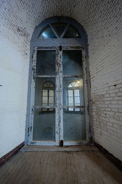 Alter Urbex-Fensterrahmen von Michel Knikker