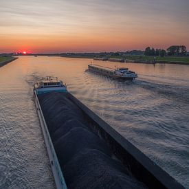 Binnenvaartschip op Amsterdam-Rijnkanaal bij Rijswijk Gelderland tijdens zonsondergang van Moetwil en van Dijk - Fotografie