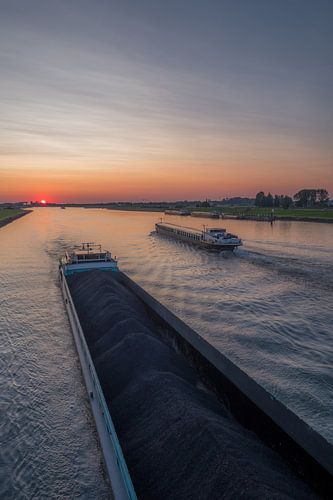 Binnenvaartschip op Amsterdam-Rijnkanaal bij Rijswijk Gelderland tijdens zonsondergang