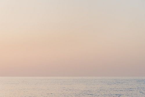 Zomers zonsondergang aan de Middellandse Zee
