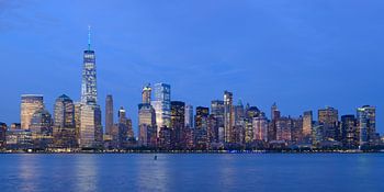 Lower Manhattan Skyline in New York in de avond, panorama