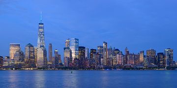 Lower Manhattan Skyline in New York in de avond, panorama van Merijn van der Vliet