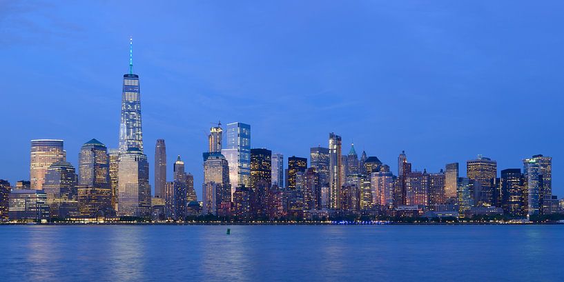 Lower Manhattan Skyline in New York in de avond, panorama van Merijn van der Vliet