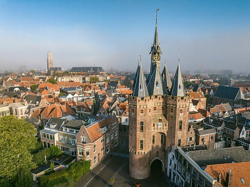 Sassenpoort oude poort in Zwolle tijdens zomer zonsopgang