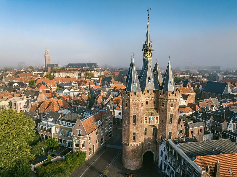 Sassenpoort oude poort in Zwolle tijdens zomer zonsopgang van Sjoerd van der Wal Fotografie