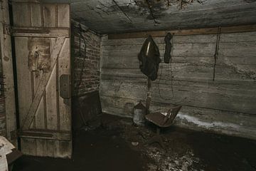 Arbeitsraum in einem verlassenen Bunker aus dem Zweiten Weltkrieg. von Het Onbekende