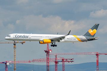 Condor Boeing 757-300 vlak voor de landing. van Jaap van den Berg