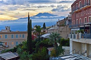 Blick von Taormina zum Vulkan Ätna in Sizilien 