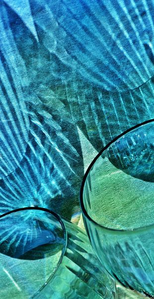 Verre à vin et ombre sur nappe bleue par Werner Lehmann