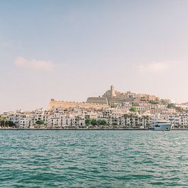 Ibiza-Stadt vom Wasser aus - Schönes Stadtbild von Youri Claessens