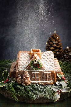 Verschneites Weihnachtshaus aus Kuchen