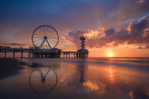 Le soleil se couche sur la plage de Scheveningen