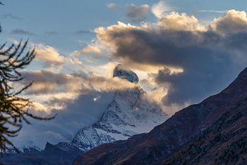 De Matterhorn in het licht van de ondergaande zon