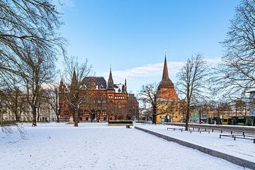 Blick auf das Ständehaus und das Steintor im Winter in der Hans