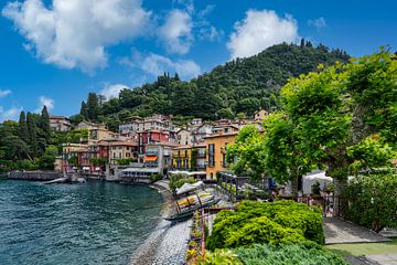 Uitzicht op Varenna aan het Comomeer van Andreas Völkel