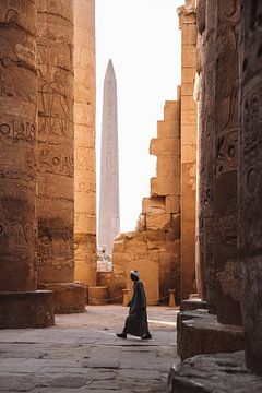 Egyptische man lopend door Luxor in Egypte van MADK