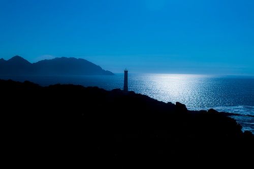 Phare solitaire de nuit : clair de lune et falaises sur Alvadela Design & Photography