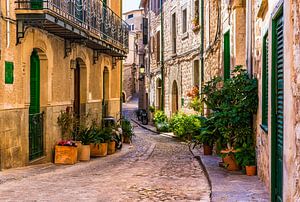 Idyllische Straße in dem alten Dorf Fornalutx auf Mallorca, Spanien Balearen