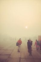 Menschen, die während der Kumbh Mela im Nebel laufen...