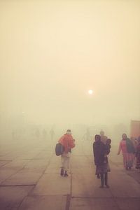 Mensen die in de mist lopen tijdens de Kumbh Mela...