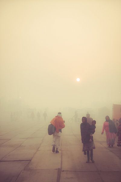 Menschen, die während der Kumbh Mela im Nebel laufen... von Edgar Bonnet-behar