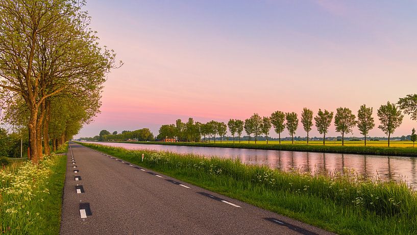Een zonsopkomst langs het Van Starkenborghkanaal van Henk Meijer Photography