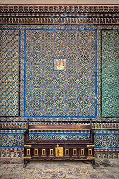 Fliesenwand mit antiker Bank in Sevilla